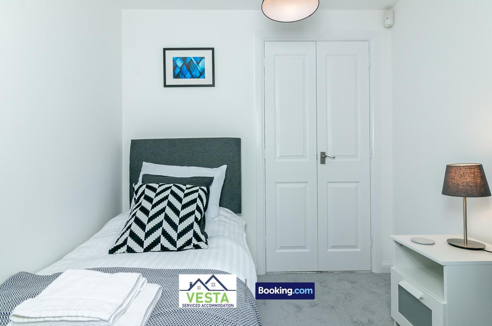 Three Bedroom Apartment By Vesta Serviced Accommodation & Short Lets Hatfield With Free Parking Exterior photo